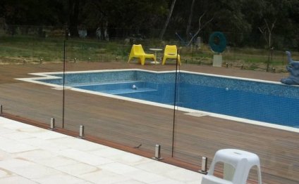 DIY glass fencing for pools