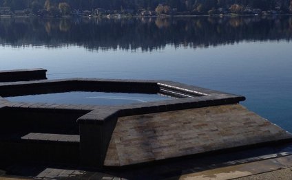 Jacuzzi by the lake