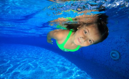 Picture girl swimming pool